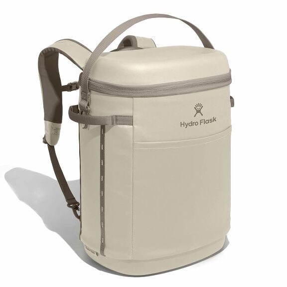 carryouttm-backpack-22-l-x6 18pco114-carryout-backpack-22l-oat-angled_1.jpg