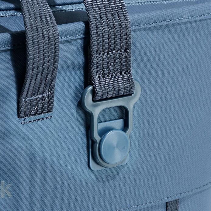 carryouttm-soft-cooler-tote-10-l-i2 250815_hydro_cooler_details_14838_6_3.jpg