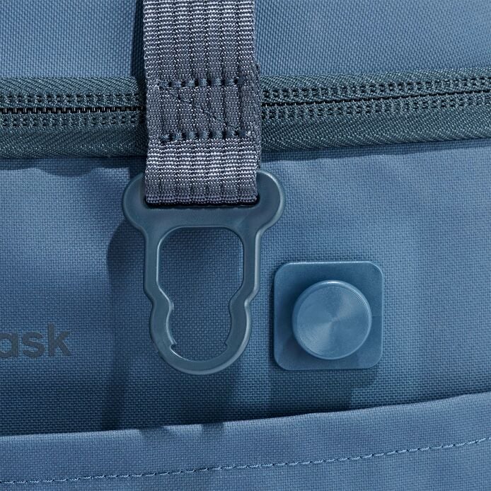 carryouttm-soft-cooler-15-l-q6 250815_hydro_cooler_details_14856_6.jpg