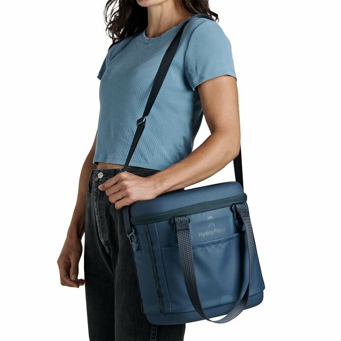 carryouttm-soft-cooler-10-l-c2 250815_hydro_s26_hb_14560_1_4.jpg