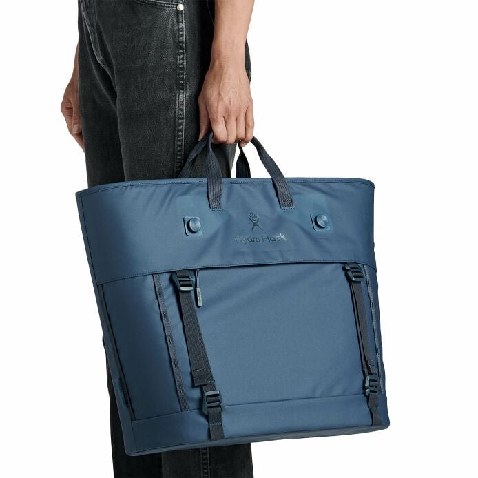 carryouttm-soft-cooler-tote-30-l-o8 250815_hydro_s26_hb_14619_2.jpg